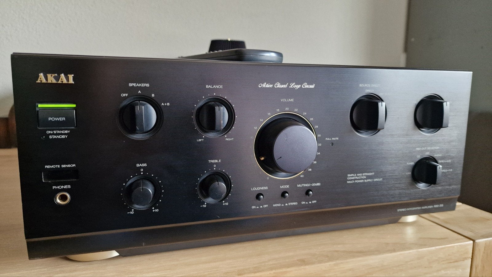 Akai AM-59. Nette staat, werkt goed , incl afstandsbediening, Gebruikt, 120 watt of meer, Stereo, Ophalen