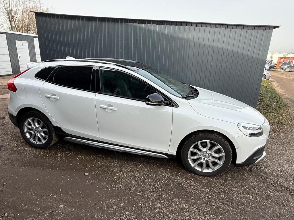 Volvo V40 Cross Country 1.5 T3 Polar+ Luxury, Auto's, 4 cilinders, 700 kg, Automatische klimaatregeling, Wit