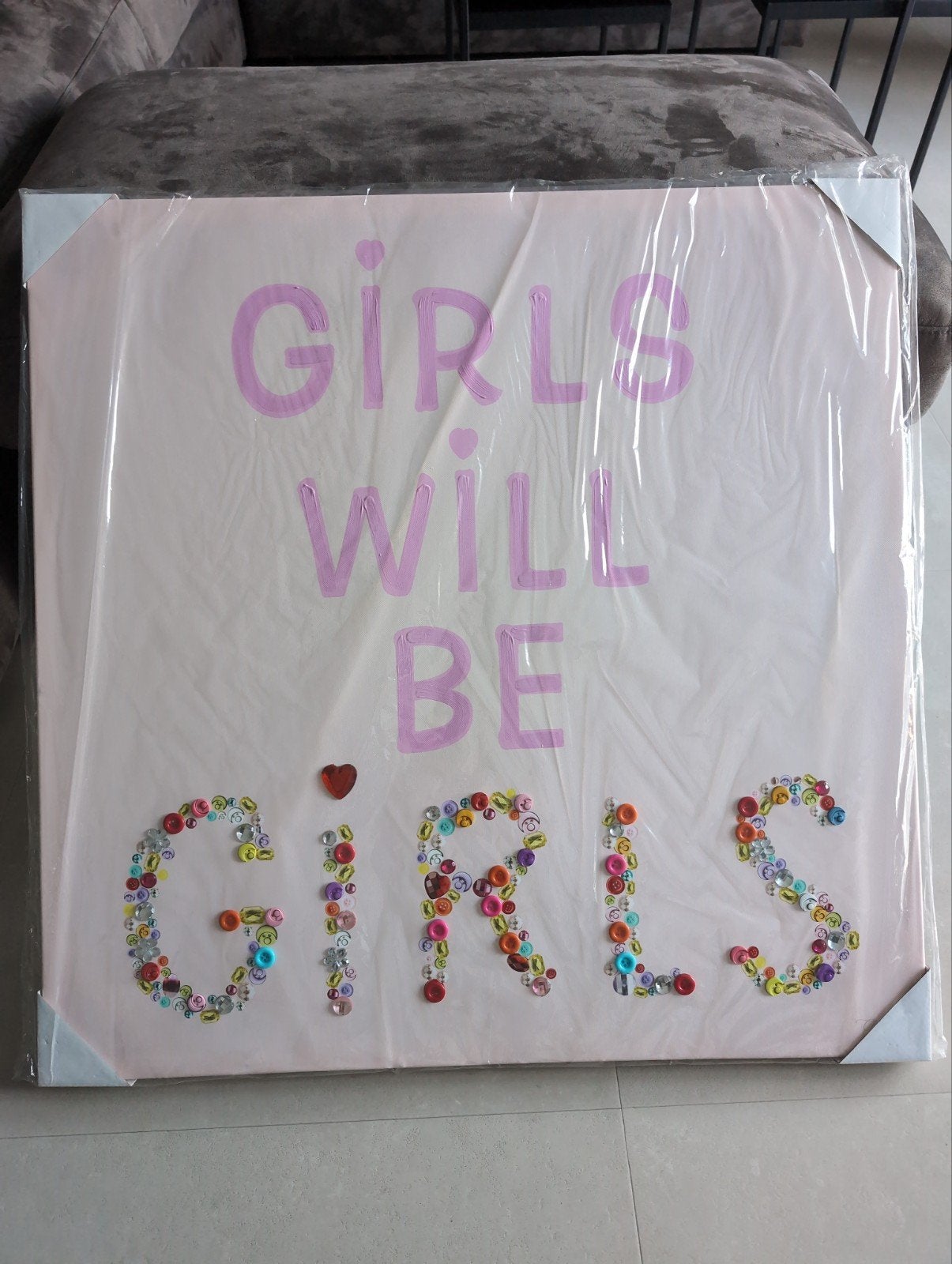 Leuk schilderij 'Girls Will Be Girls' met knopen, Schilderij, Textiel, Nieuw, Ophalen of Verzenden