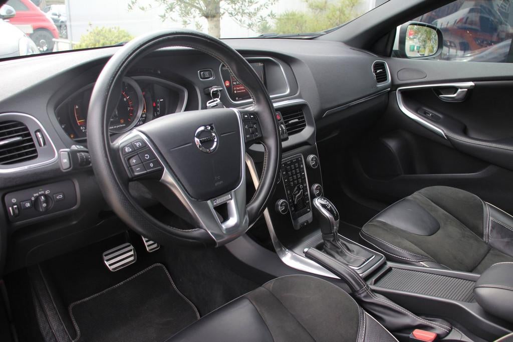 Volvo V40 1.5 T2 R-Design Automaat - LEDER/ALCANTARA - LED -, Auto's, Volvo, Zwart, 4 cilinders, 700 kg, Bedrijf