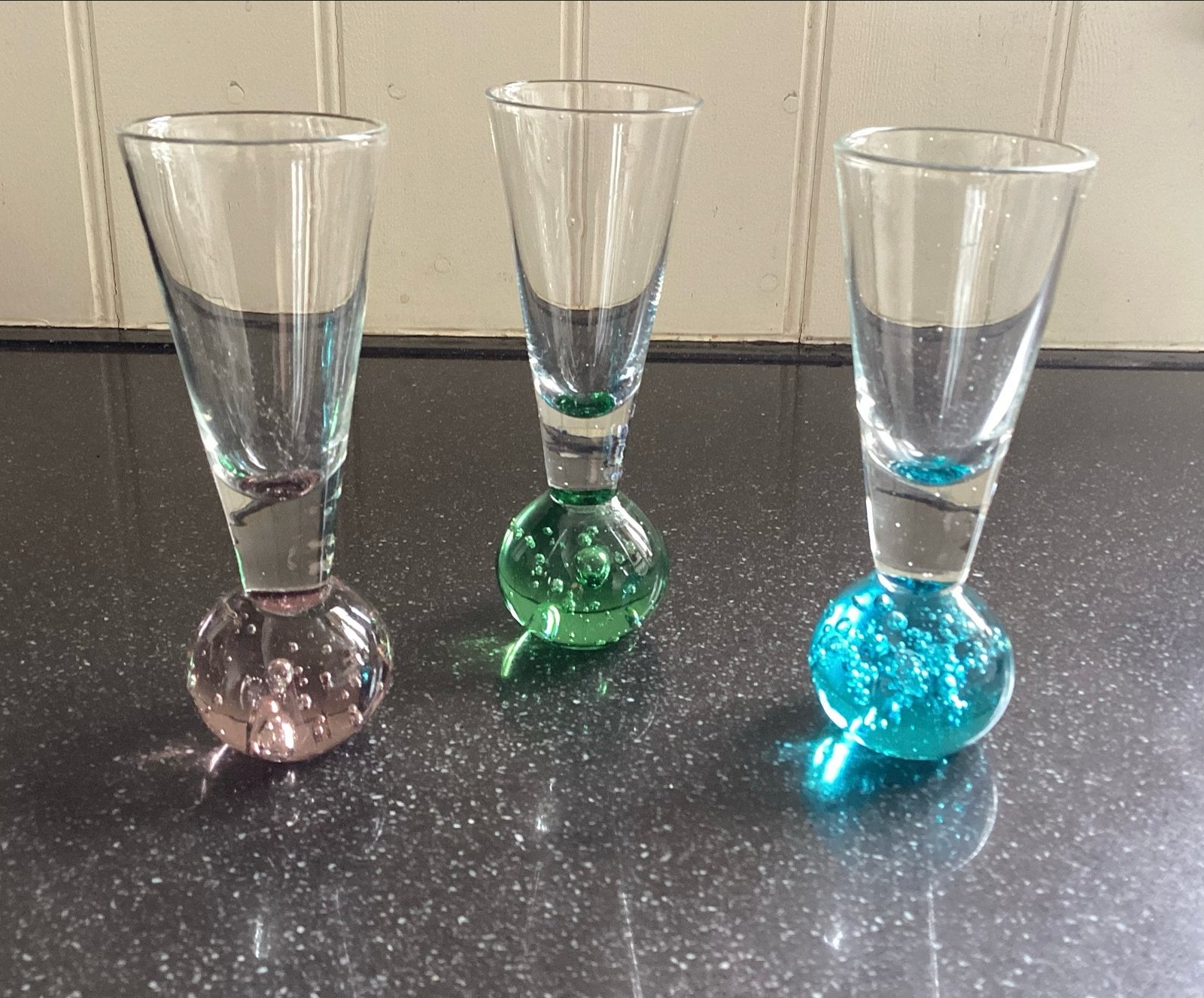 3 Kleurrijke borrelglaasjes met bolvormige bubbelvoet, Ophalen of Verzenden, Zo goed als nieuw, Borrel- of Shotglas