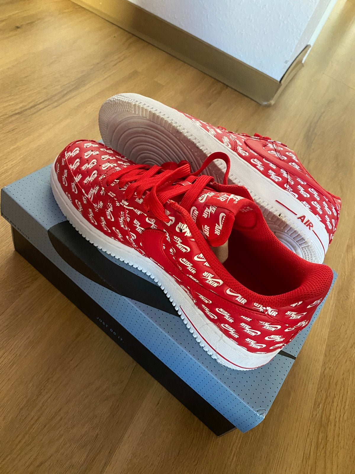 Nike Air Force 1 Low '07 LV8 Utility Red - Maat 43, Ophalen of Verzenden, Nieuw, Overige kleuren, Sneakers of Gympen