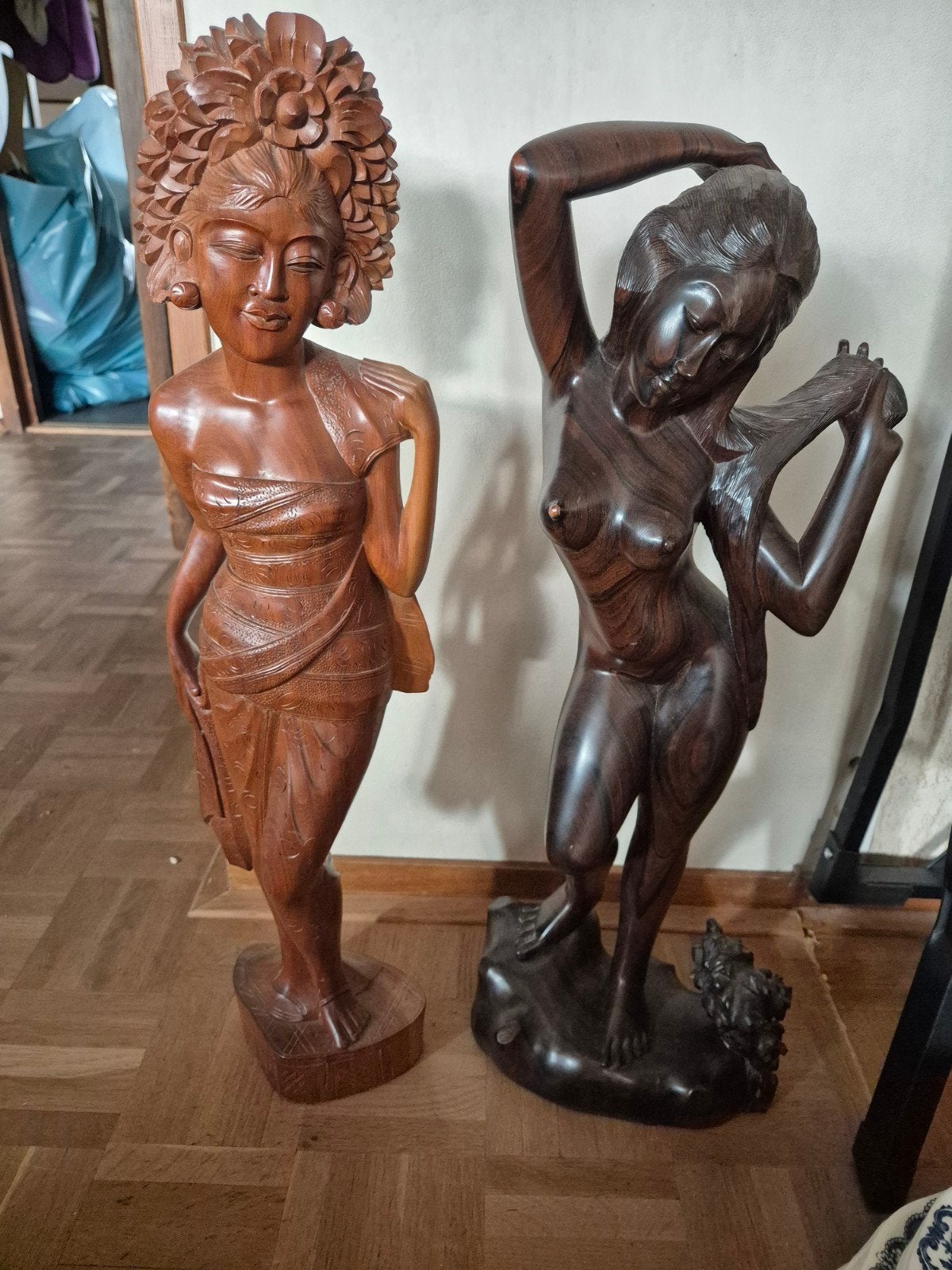 Twee handgesneden houten beelden van vrouwenfiguren, Ophalen, 50 - 100 cm, Handgemaakt, Beeld