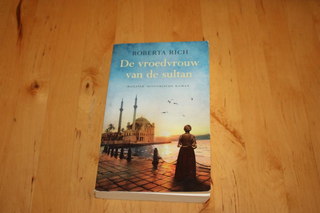De vroedvrouw van de sultan, Roberta Rich, chr. roman, Ophalen of Verzenden, Gelezen, Roberta Rich