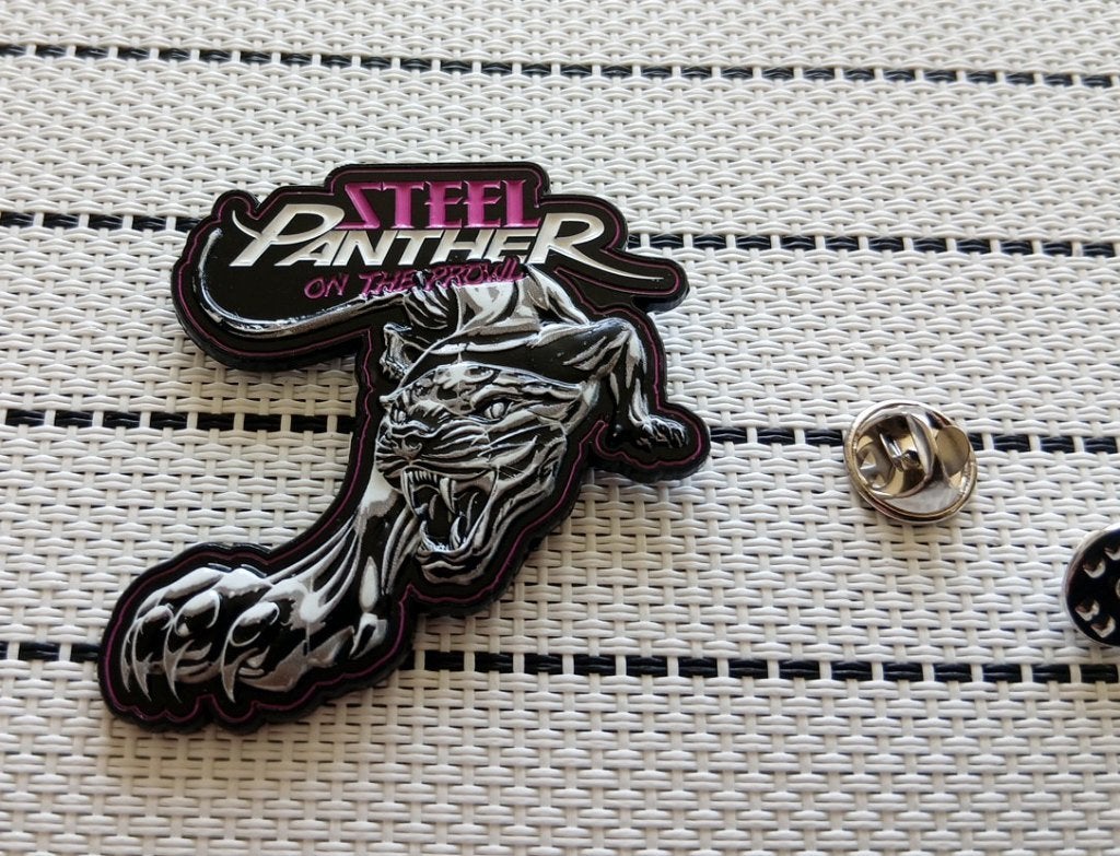 Steel Panther vrij  mooie 3d pin badge speld on the prowl n1, Ophalen of Verzenden, Nieuw, Overige typen