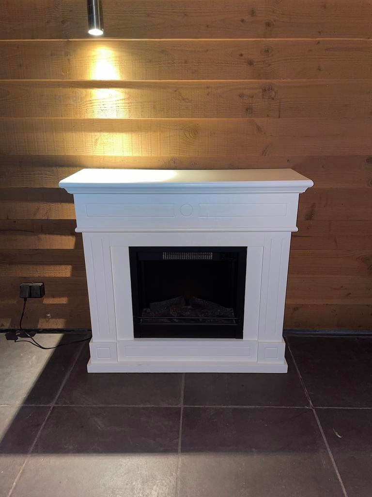 Elektrische haard met stijlvolle witte ombouw, Huis en Inrichting, Haarden, Ophalen, Zo goed als nieuw, Vrijstaande haard, Elektrische haard
