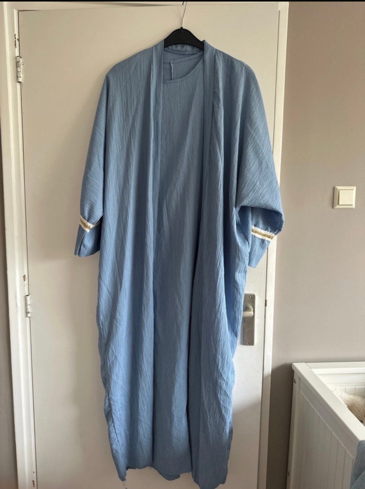 Lichtblauwe Abaya met gouden details, Maat 38/40 (M), Blauw, Nieuw, Ophalen of Verzenden