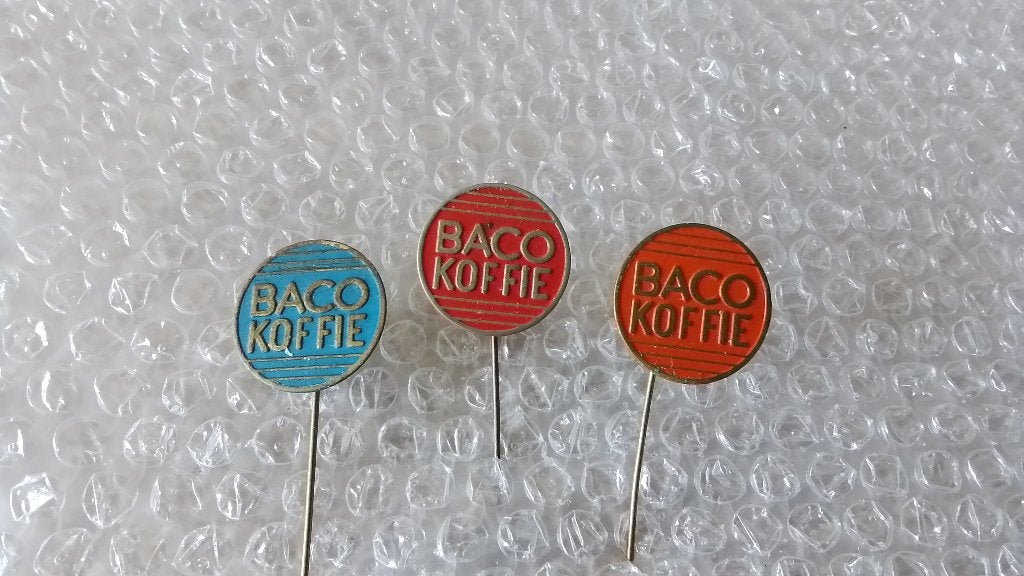 3 verschillende kleuren speldjes BACO koffie, Ophalen of Verzenden, Zo goed als nieuw, Overige onderwerpen