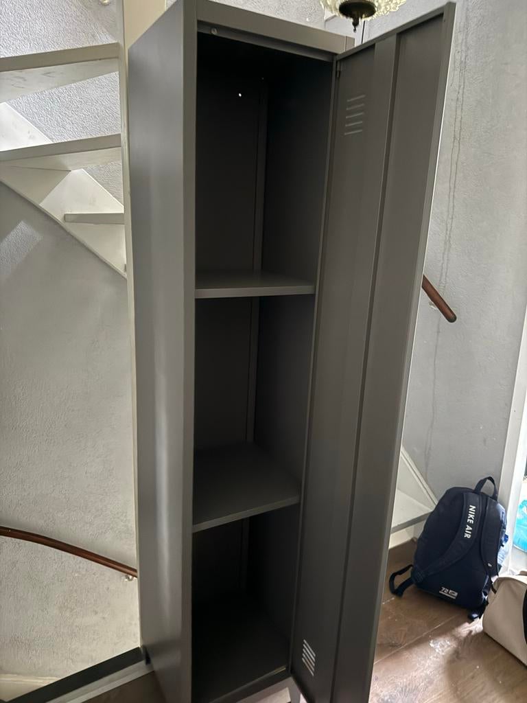 Metalen locker/opbergkast met planken, Huis en Inrichting, Kasten | Roldeurkasten en Archiefkasten, Ophalen of Verzenden, Zo goed als nieuw