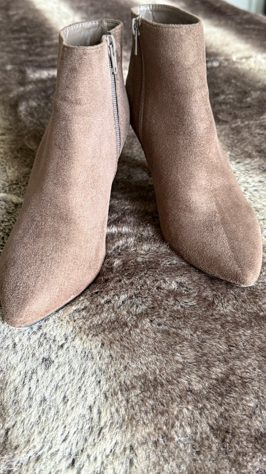 Vanessa Wu Enkellaarsjes - Taupe Suède Look - Maat 37, Ophalen of Verzenden, Zo goed als nieuw, Bruin, Lage of Enkellaarzen
