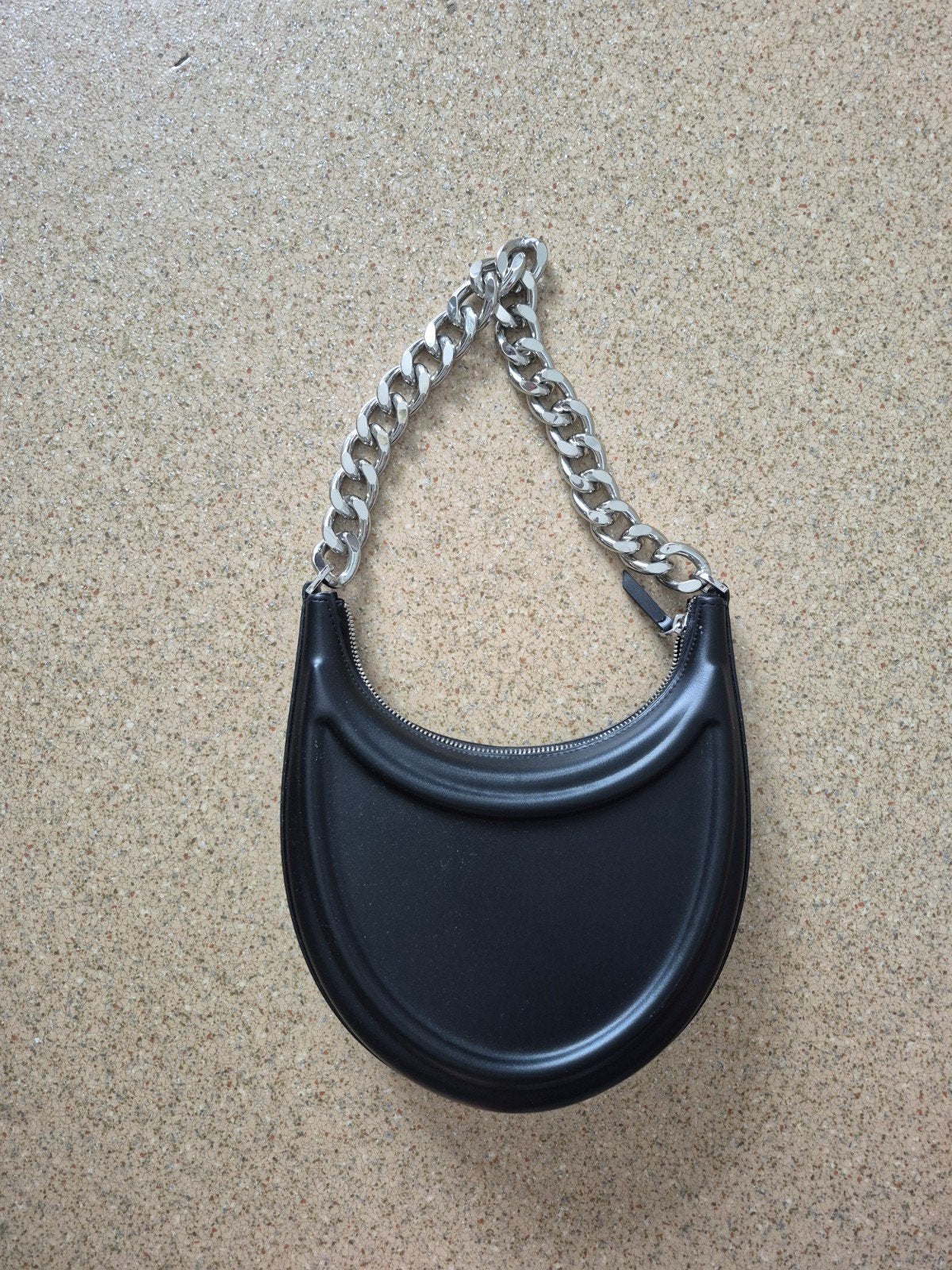 Zwarte schoudertas met zilverkleurige ketting. Zara, Ophalen of Verzenden, Zo goed als nieuw, Zwart, Schoudertasje