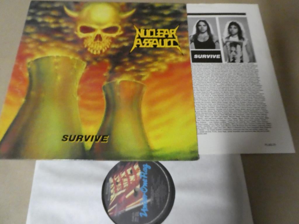 Nuclear Assault – Survive (1988), Cd's en Dvd's, Vinyl | Hardrock en Metal, Inclusief binnenhoes, Verzenden, Zo goed als nieuw