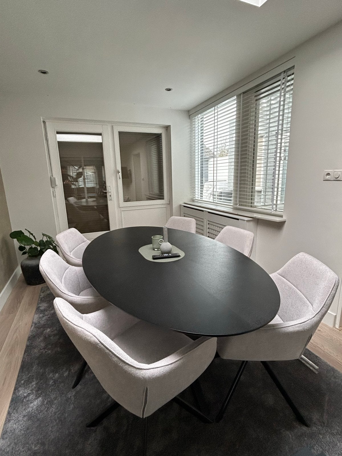 Ovale eettafel zwart massief hout met patroon, Ophalen, Japandi, 50 tot 100 cm, Zo goed als nieuw