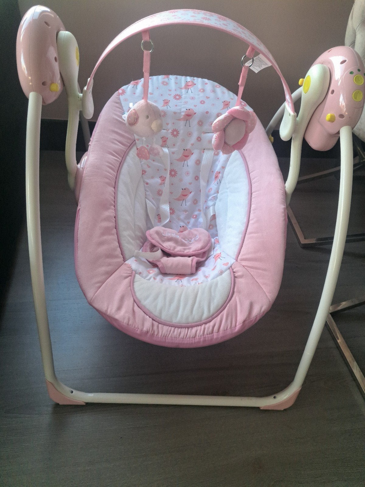 Roze baby schommelstoel met vogelprint en speelboog, Gebruikt, Schommelstoel, Met gordel(s) of riempje(s), Ophalen