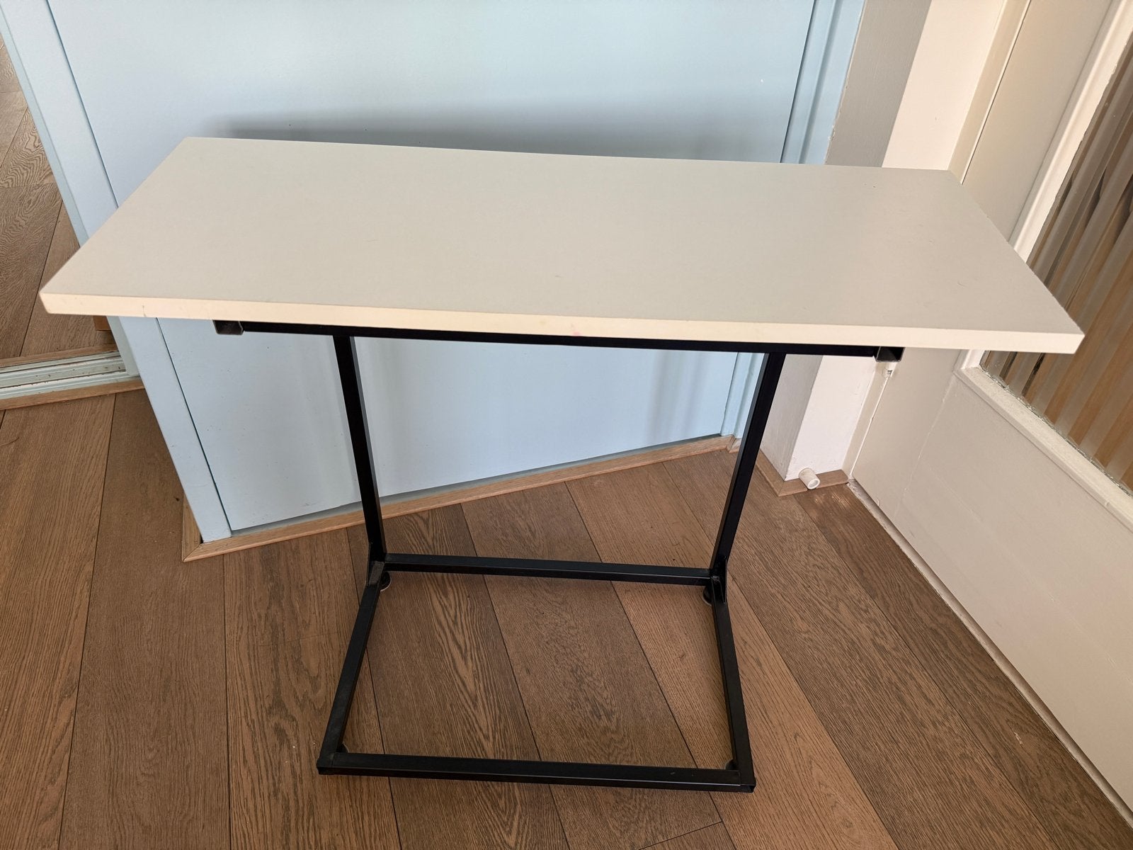 Bijzettafel met metalen frame en wit blad, Gebruikt, Metaal of Aluminium, Ophalen of Verzenden, 75 cm of meer