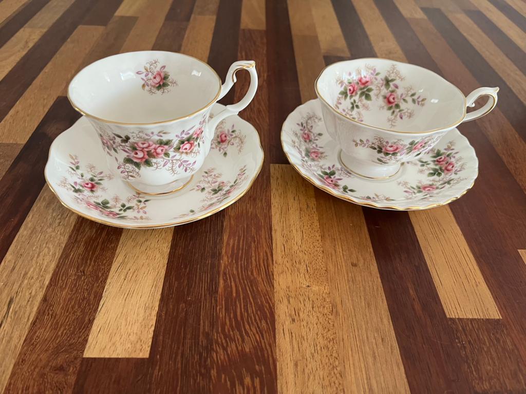 Twee verschillende kopjes Royal Albert Lavender Rose, Ophalen