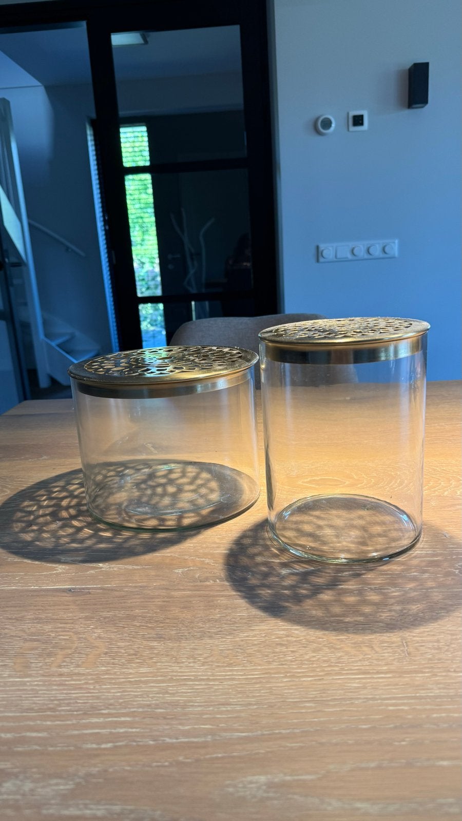 Set van 2 glazen bloemenvaasjes met gouden deksel, Huis en Inrichting, Met patroon/structuur, Transparant, Ophalen of Verzenden