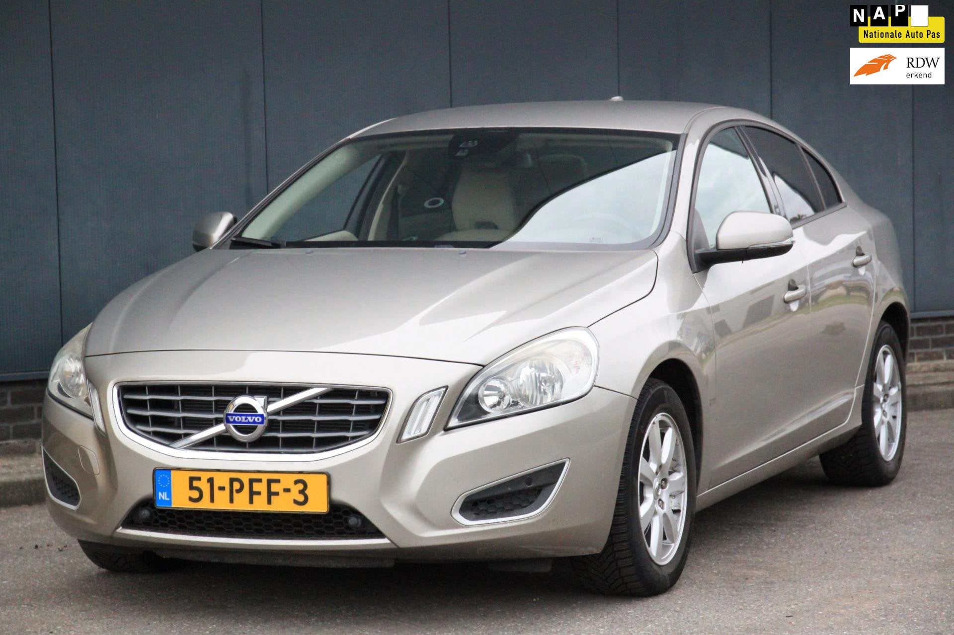 Volvo S60 1.6 T4 Kinetic Navigatie/Parkeersensor v,a/Apk 07-, Stof, Gebruikt, Beige, 4 cilinders