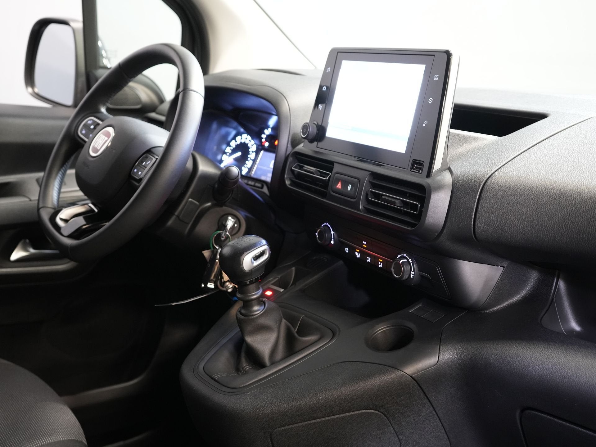 Fiat Doblò 1.5 HDi 100 pk (DEMO) 3 Pers/ CarPlay/ Stoelverw, Voorwielaandrijving, Euro 6, 4 cilinders, Wit