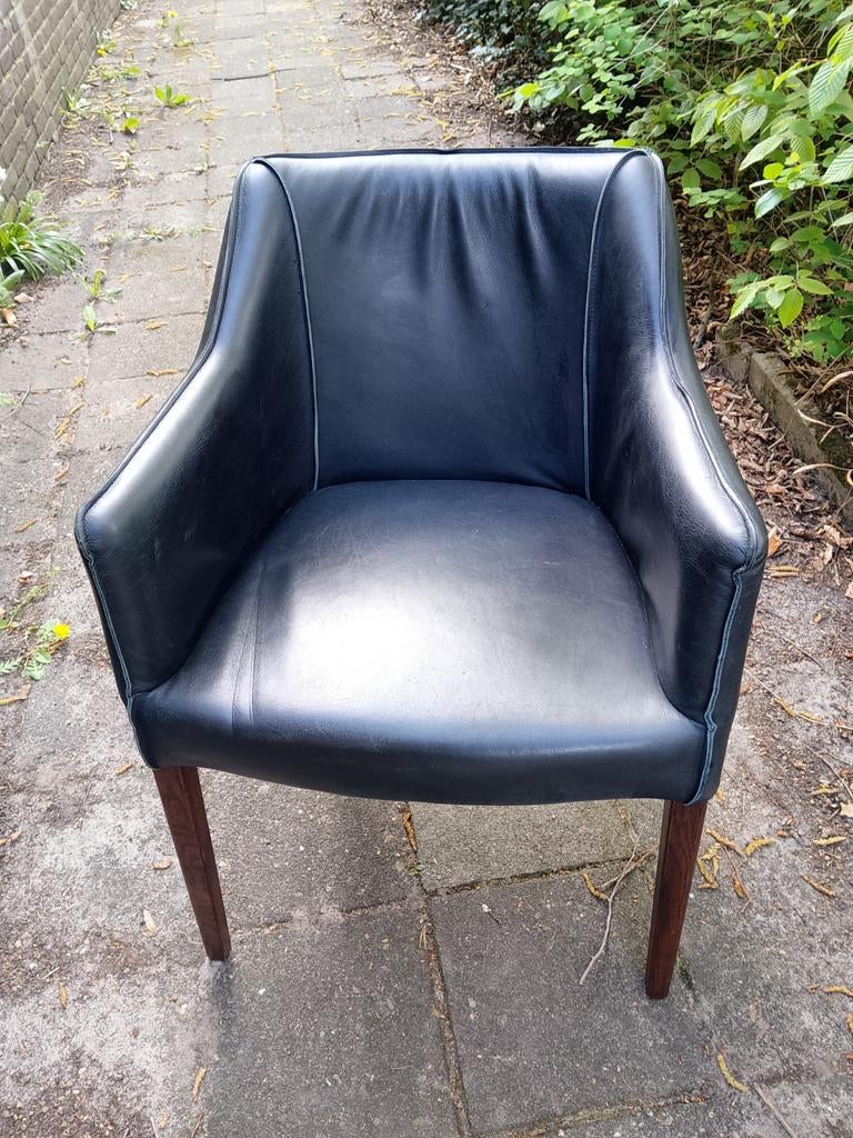 Zwarte leren stoel met houten poten/clubfauteuil. 3 stuks, Ophalen, Gebruikt, Drie, Zwart