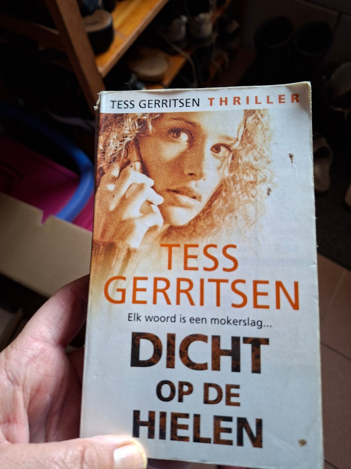 dicht op de hielen, Ophalen of Verzenden, Zo goed als nieuw