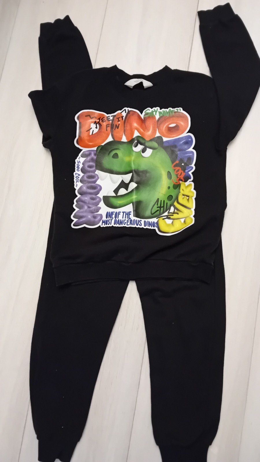 Stoere Dino Trui en Broek Set - Maat 128, Hm, Gebruikt, Jongen of Meisje, Ophalen of Verzenden