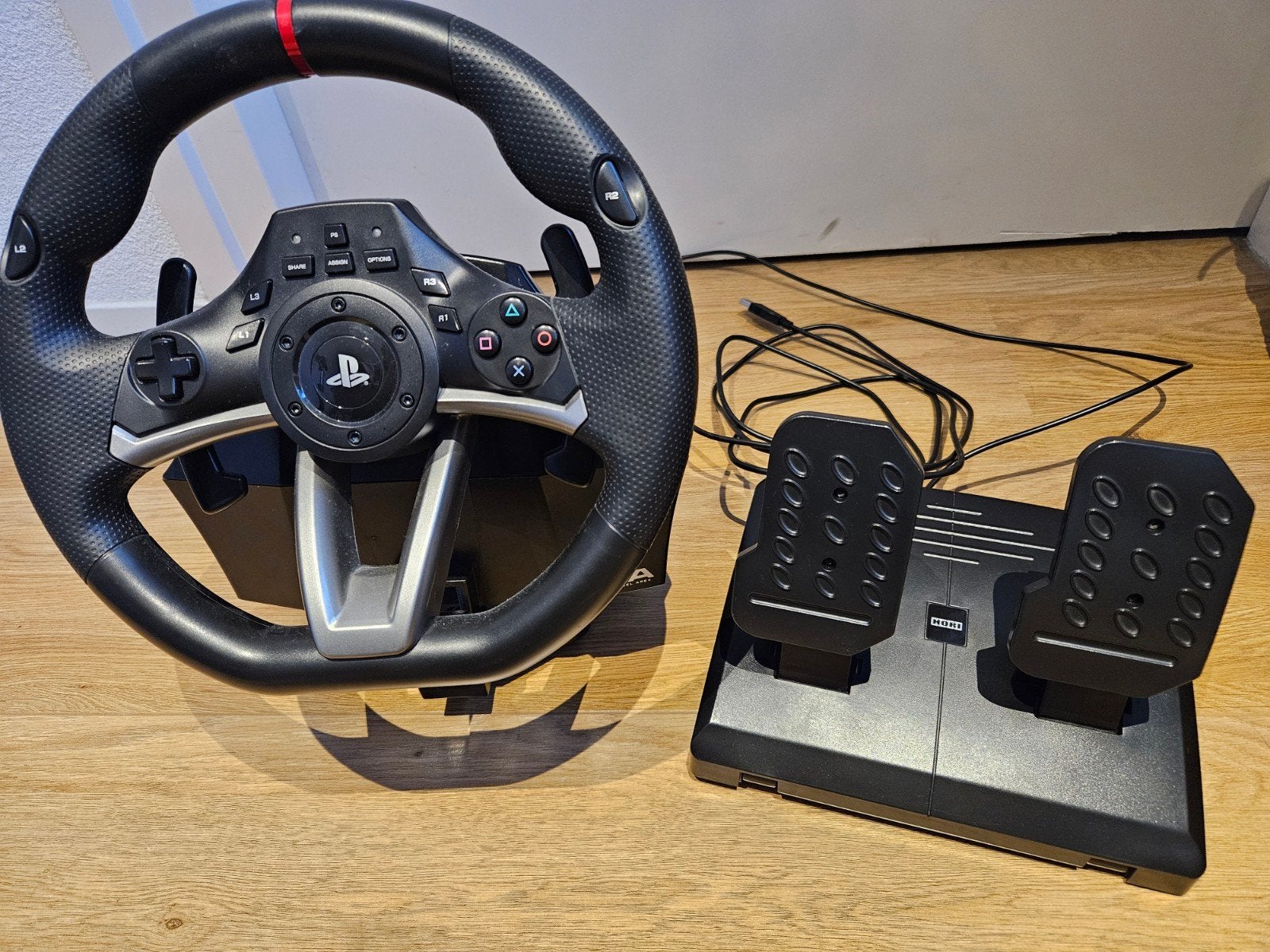 Hori Racing Wheel Apex voor PS4 en PS3 met pedalen, Spelcomputers en Games, Spelcomputers | Sony PlayStation Consoles | Accessoires