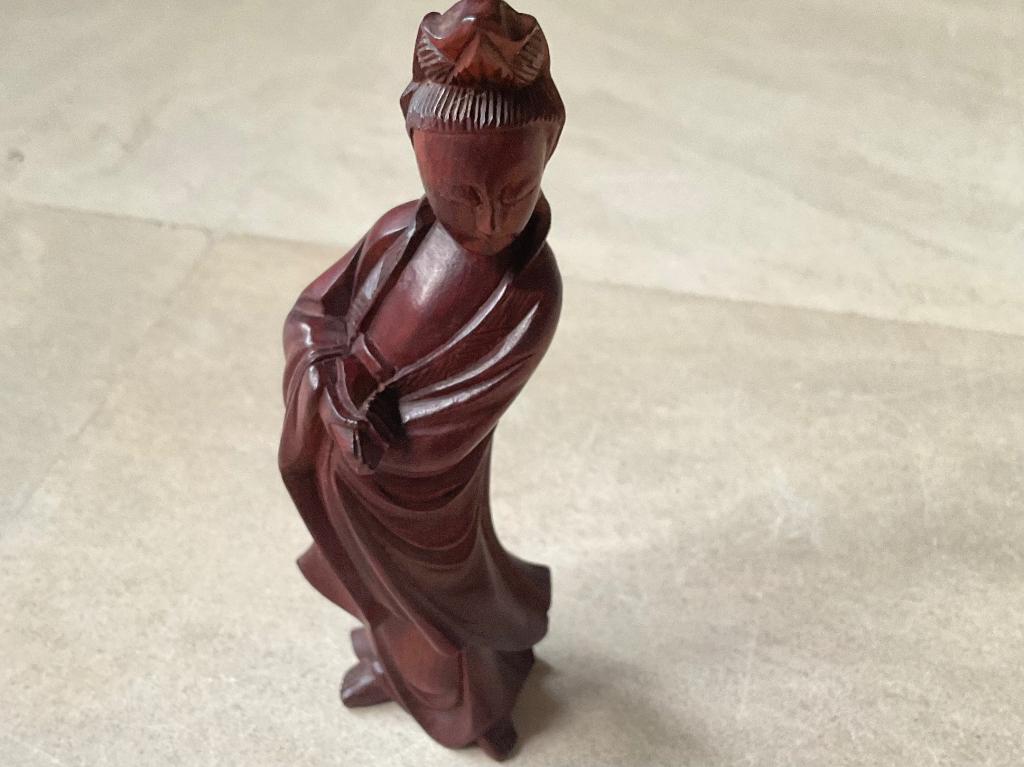 Antiek Chinees sculptuur van Guanyin van hout in goede staat, Verzenden
