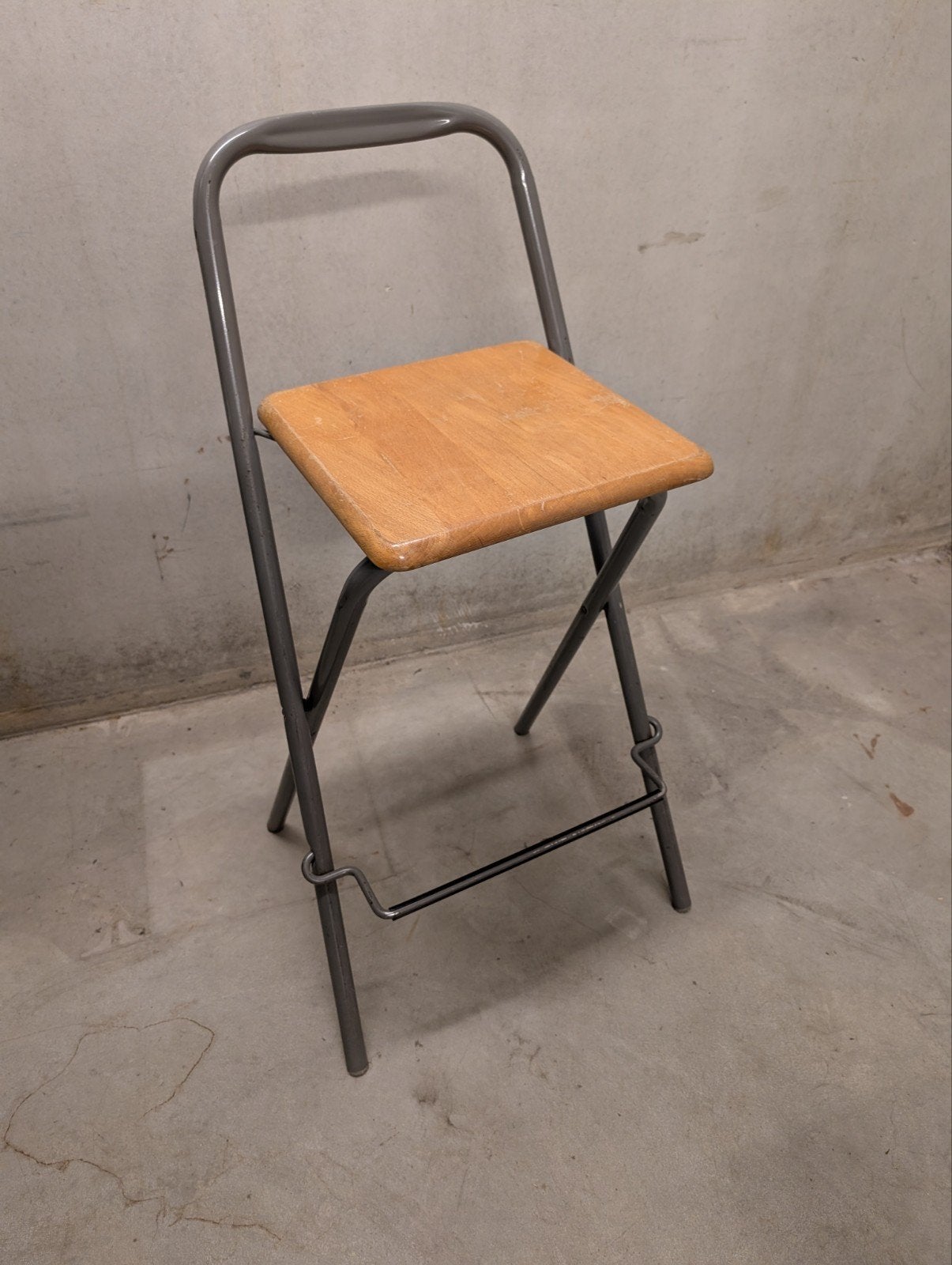Verhoogde klapstoel met houten zitting, Ophalen, Gebruikt, Modern, Praktisch, Hout