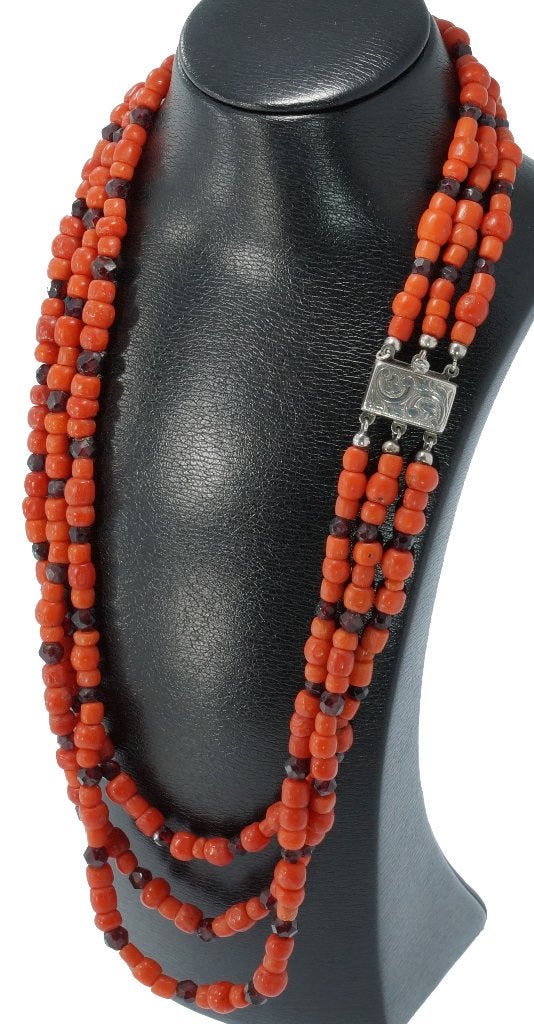 Bloedkoraal granaat 3-strengs ketting antiek slot zilver