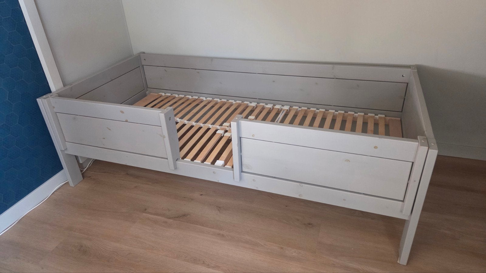 Lifetime Kidsrooms bed grijs met bodem, matras en beschermer, Ophalen, Gebruikt, 90 cm, Eenpersoons
