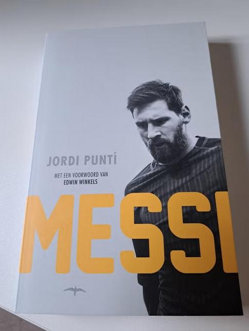 Jordi Puntí - Messi - Biografie, Ophalen of Verzenden, Zo goed als nieuw, Balsport