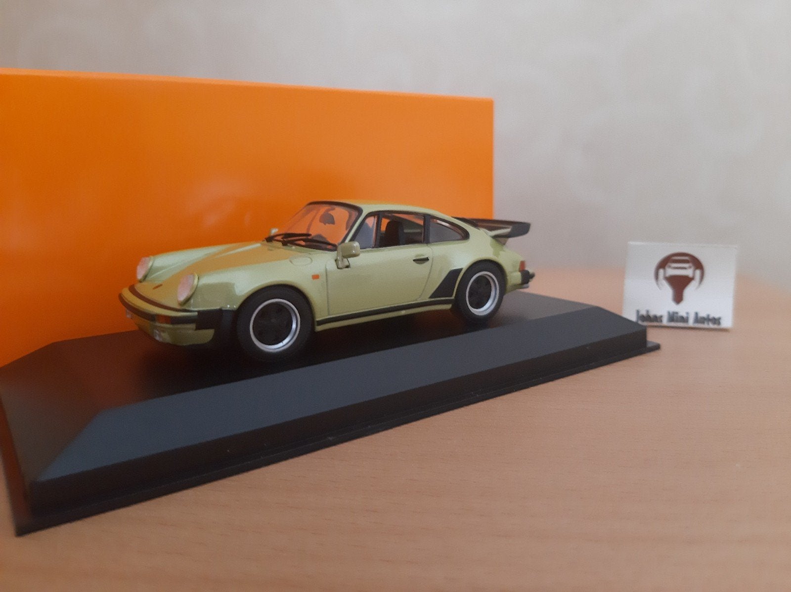 Porsche 911 Turbo 3.3 1977 Oliven-grun van Maxichamps 1:43, Hobby en Vrije tijd, Modelauto's | 1:43, Overige merken, Auto, Nieuw