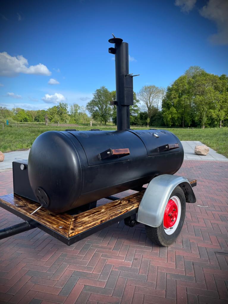 Robuuste smoker BBQ op aanhanger, Tuin en Terras, Houtskoolbarbecues, Zo goed als nieuw, Met accessoires, Ophalen