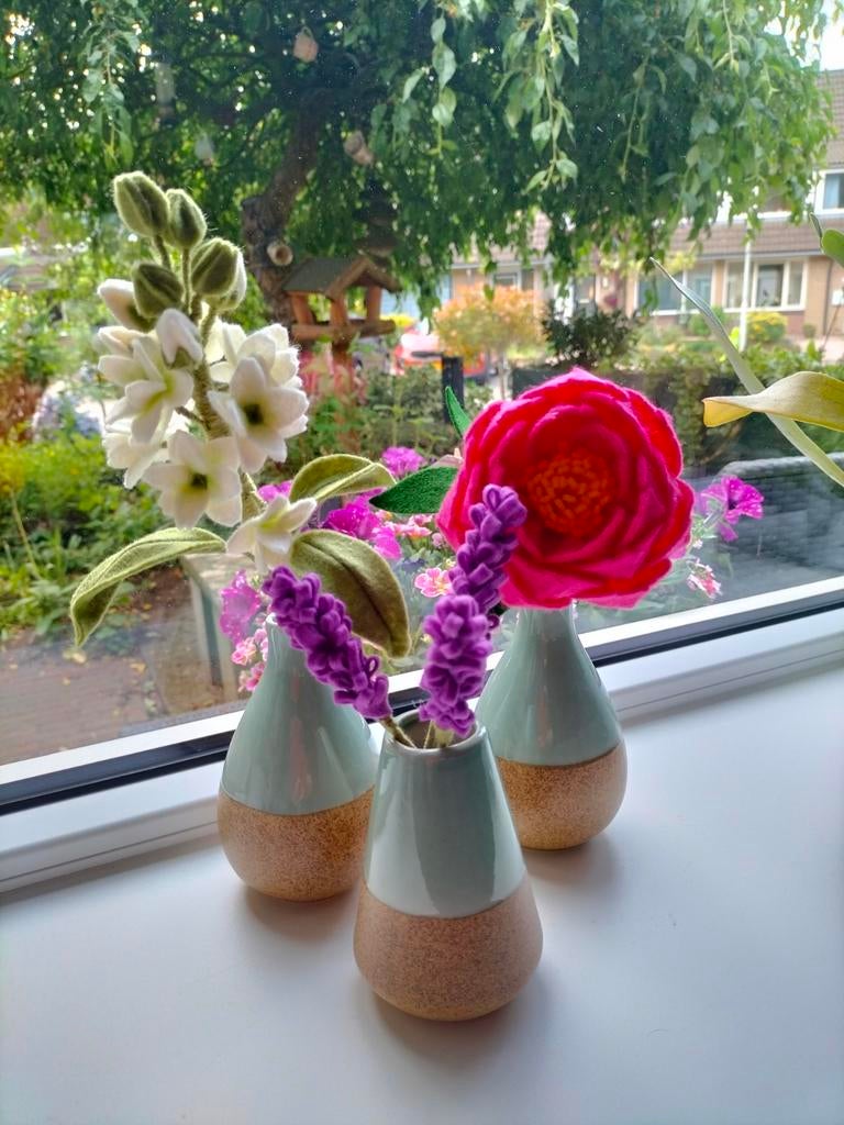 Handgemaakte viltbloemen met 3 vaasjes - Nieuw, Ophalen of Verzenden, Nieuw, Versiering, Wolvilt
