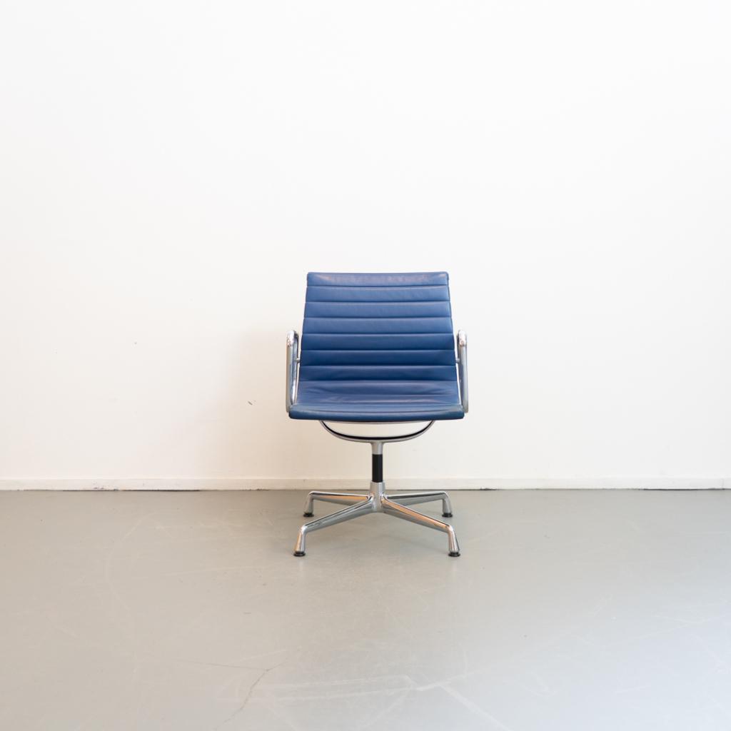 6 Vitra Eames Ea 108 stoel Blauw leer, Huis en Inrichting, Stoelen, Niet ingevuld, Niet ingevuld, Zo goed als nieuw, Leer