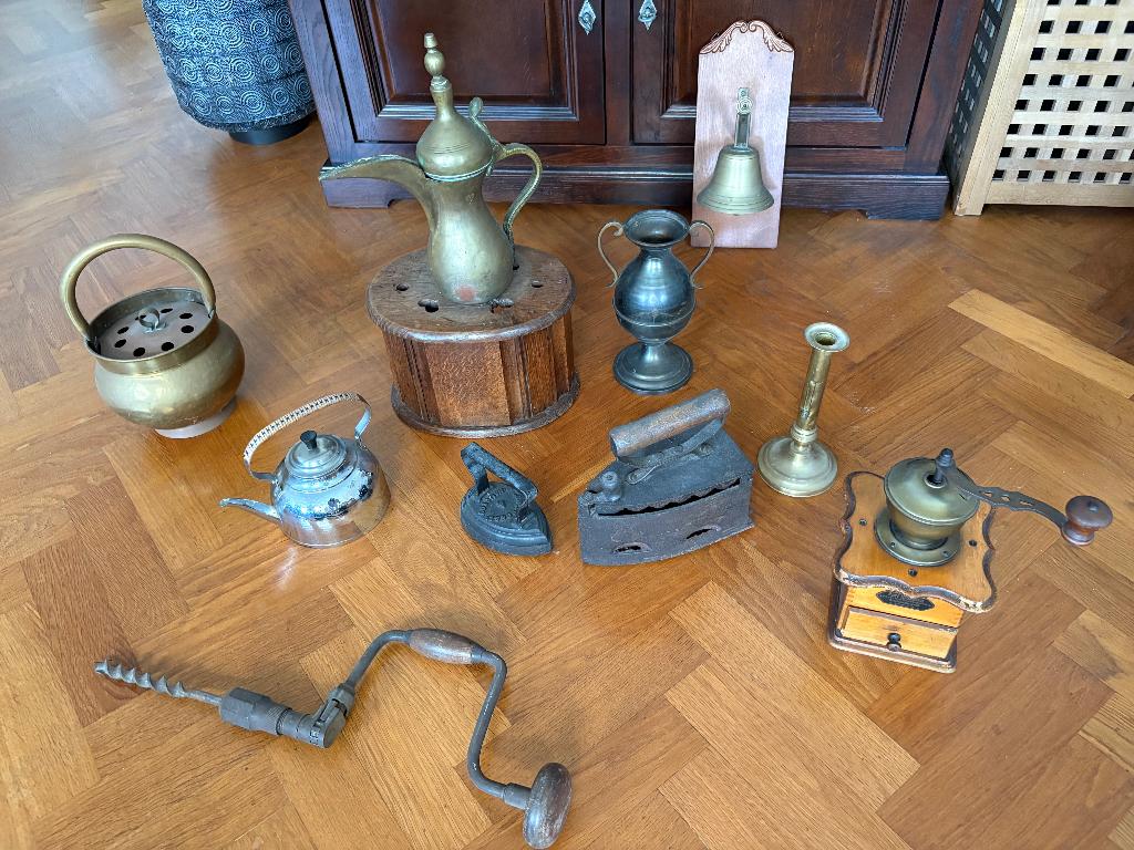 Diverse antieke spullen - stoof - houtboor - chaufette o.a., Ophalen