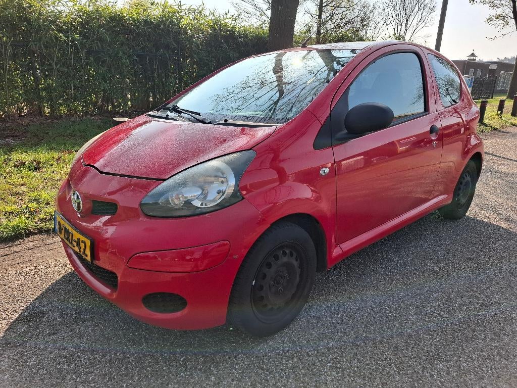 Toyota Aygo 1.0 12V Vvt-i 3DRS MMT 2009 Rood | Radio cd, Auto's, Toyota, Voorwielaandrijving, Stof, Airbags, Zwart
