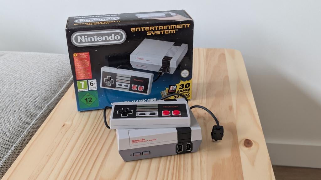 Nintendo Entertainment System (NES) Classic Mini, Ophalen of Verzenden, Zo goed als nieuw, Met 1 controller, Met games