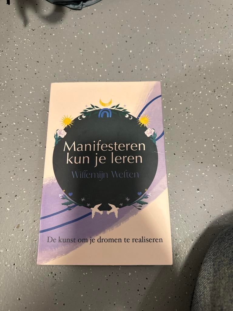 Manifesteren kun je leren - Willemijn Welten, Ophalen of Verzenden, Zo goed als nieuw, Spiritualiteit algemeen, Instructieboek