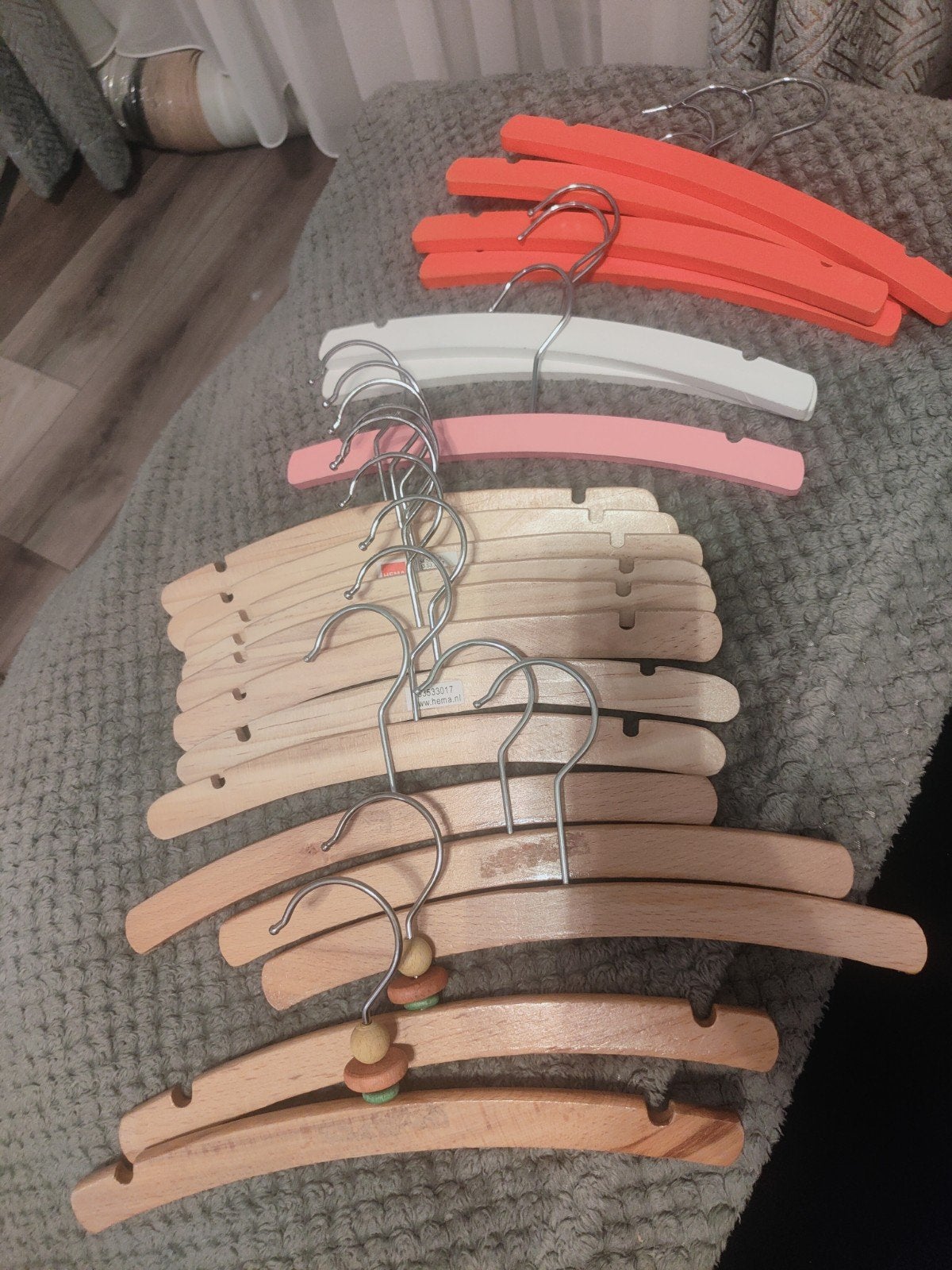 20 houten en gekleurde baby kledinghangers, Ophalen of Verzenden, Zo goed als nieuw