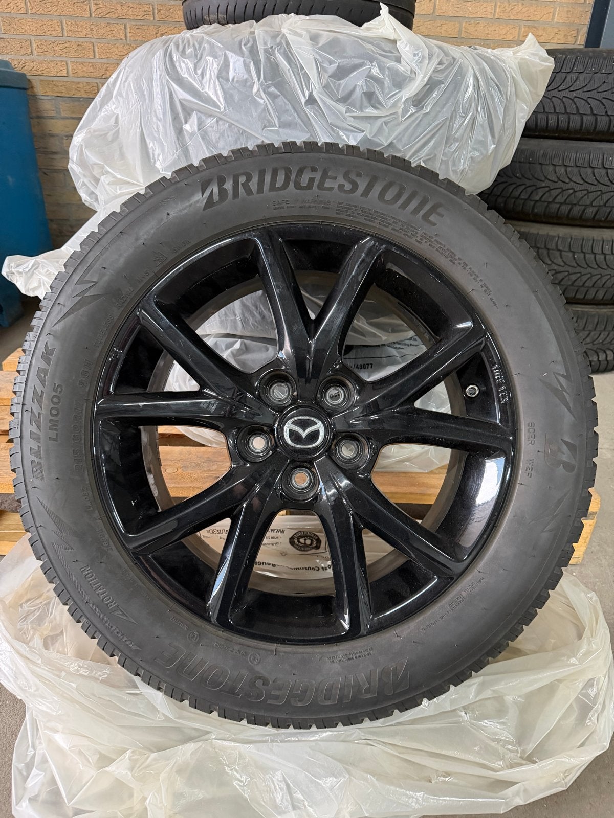 Mazda 17 inch velgen met Bridgestone winterbanden, Ophalen, Banden en Velgen, 17 inch, Winterbanden