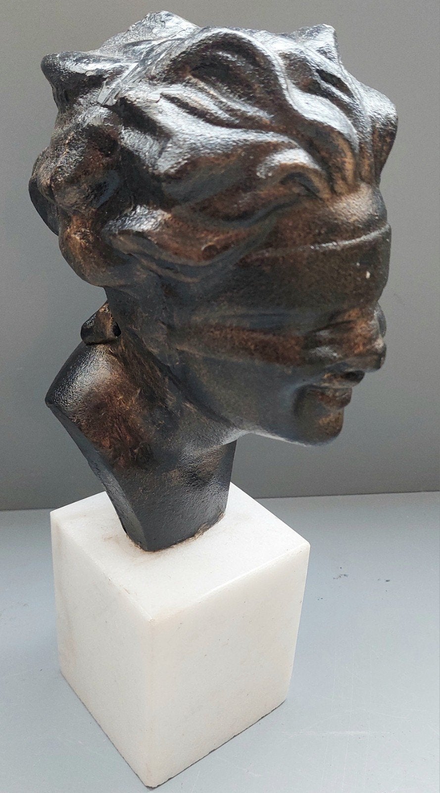 Gietijzeren Buste Geblinddoekte Vrouw op Marmeren Sokkel, Buste, Ophalen of Verzenden, Op sokkel, 20 - 50 cm