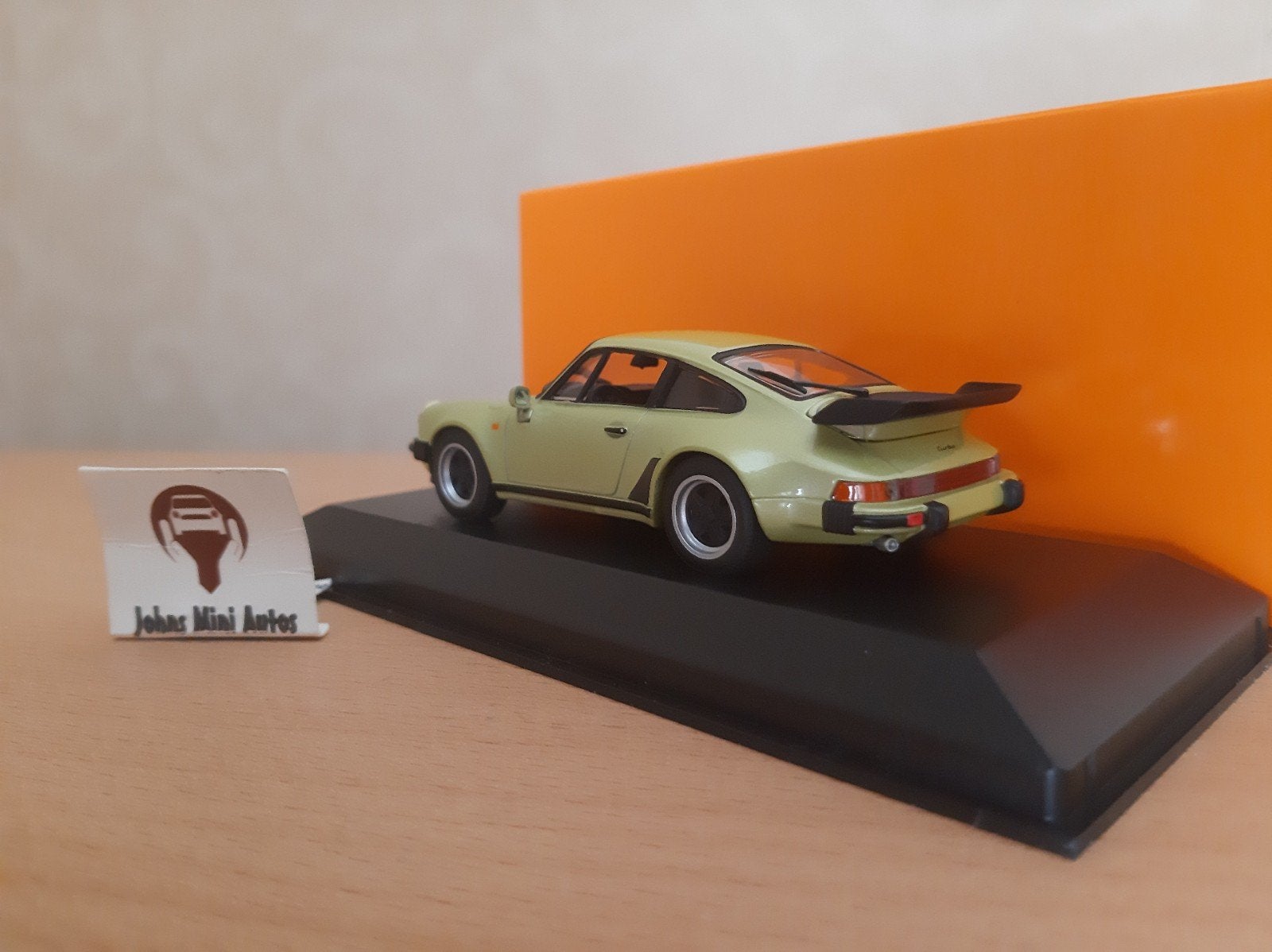 Porsche 911 Turbo 3.3 1977 Oliven-grun van Maxichamps 1:43, Hobby en Vrije tijd, Modelauto's | 1:43, Overige merken, Auto, Nieuw