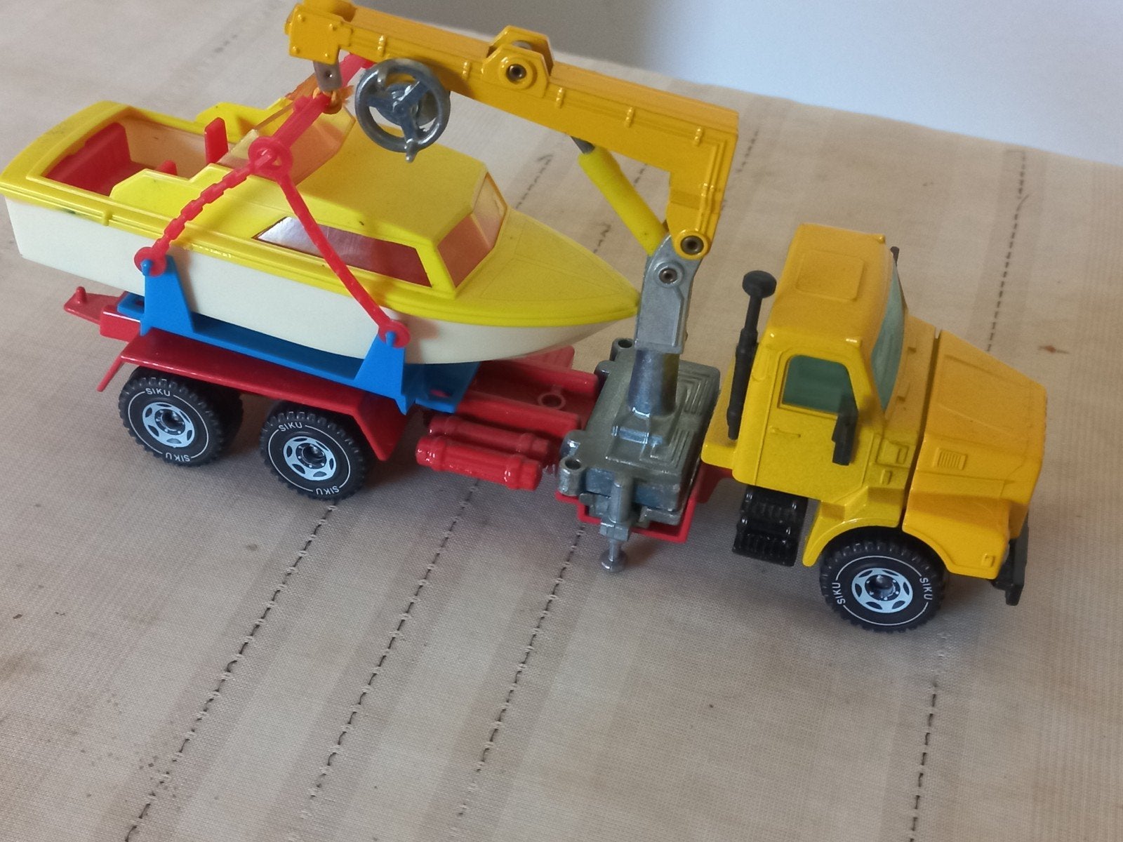 Siku vrachtwagen met boot op trailer, Ophalen of Verzenden, Gebruikt