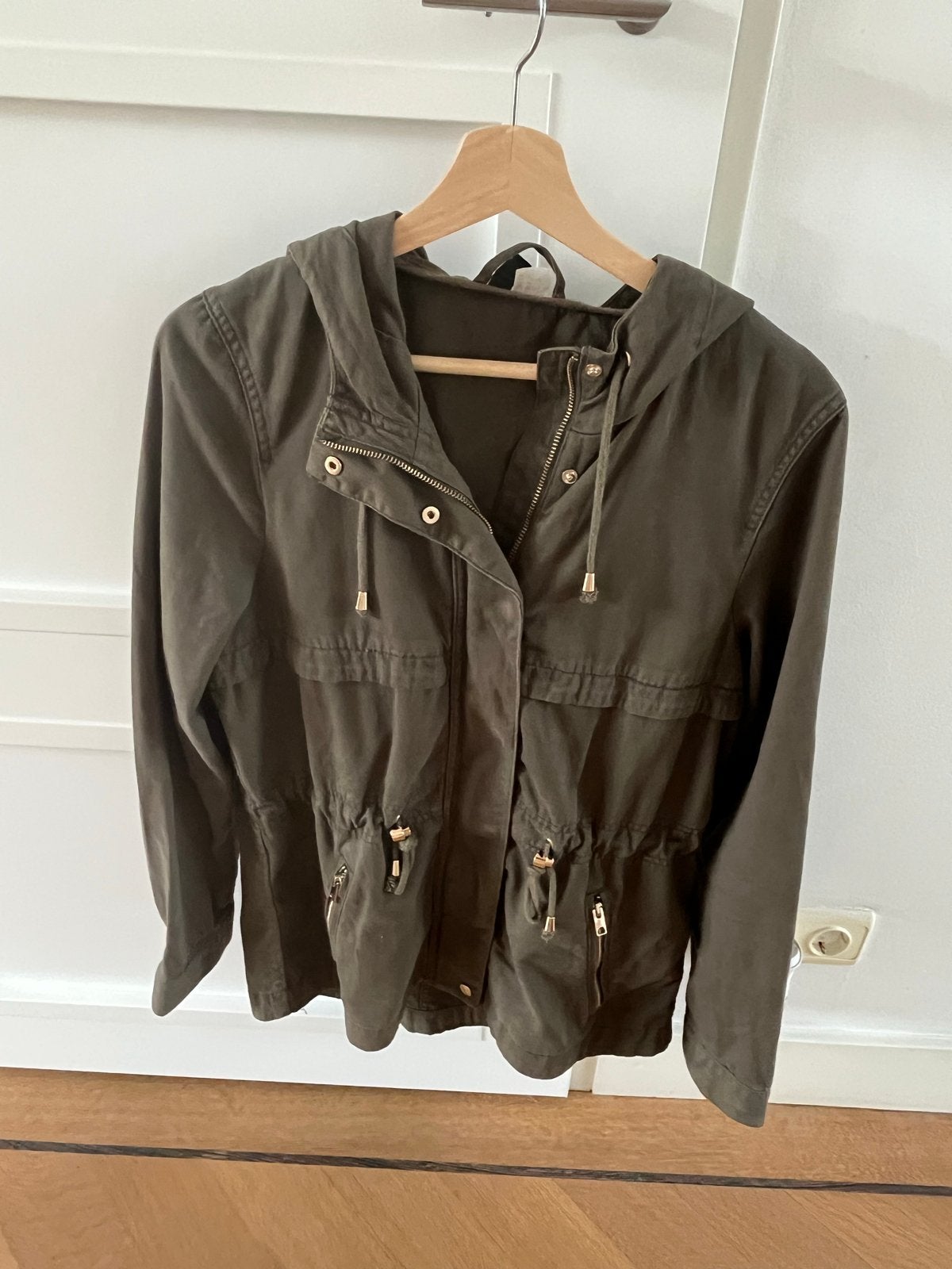 H&M Divided Groene Parka Jas Maat 40, Ophalen of Verzenden, Zo goed als nieuw, Maat 38/40 (M), Groen