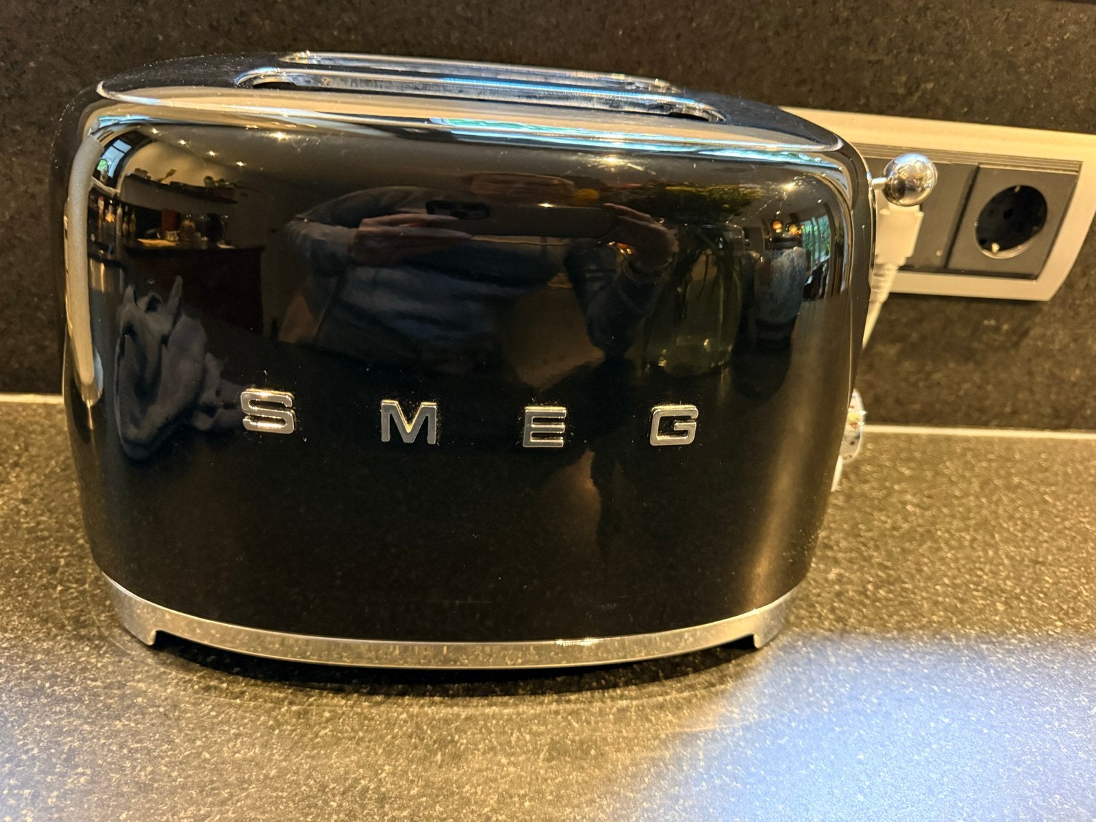 Smeg broodrooster zwart - Stijlvol en functioneel, Witgoed en Apparatuur, Ophalen of Verzenden, Zo goed als nieuw, Uitneembare kruimellade