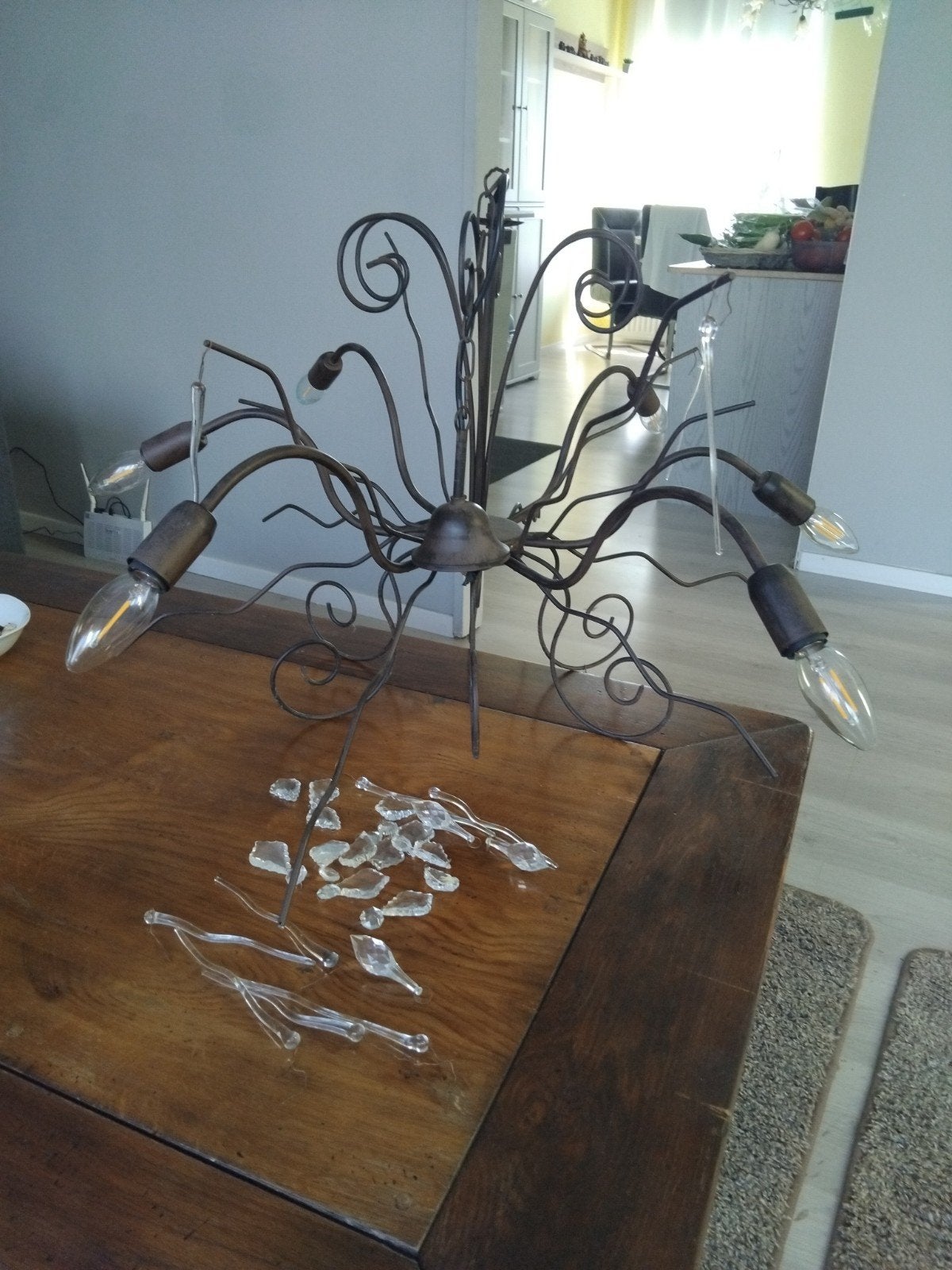 Antieke smeedijzeren kroonluchter met glazen hangers, Ophalen, Gebruikt, Glas, Antiek, Rustiek, Klassiek
