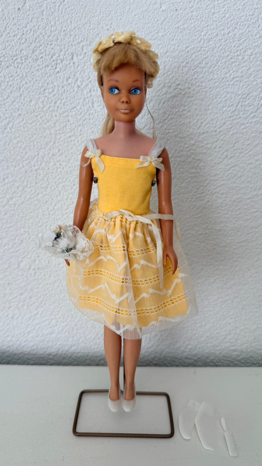 Vintage SKIPPER Blond barbie Flower Girl 1963, Ophalen of Verzenden, Gebruikt, Kleertjes
