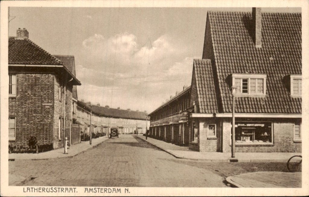 Amsterdam - Latherusstraat - Straatzicht met winkel, Verzamelen, Ansichtkaarten | Nederland, Ophalen of Verzenden, 1920 tot 1940